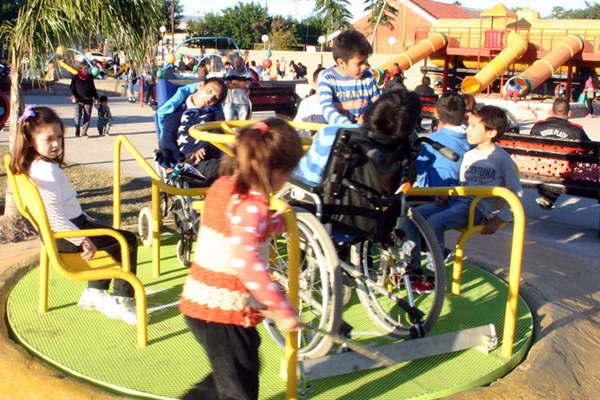 La Municipalidad habilitoacute maacutes juegos adaptados  para nintildeos con discapacidad en la Plaza de los Nintildeos