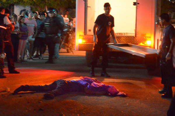 Camioacuten chocoacute a una moto y su conductor fallecioacute en el acto