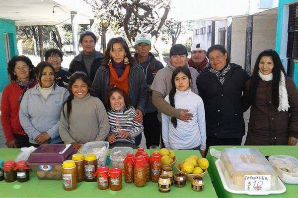 La feria de los pequentildeos productores de Villa Riacuteo Hondo festeja sus doce antildeos de trabajo con maacutes presencia