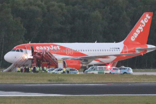 Desviaron un avioacuten y detuvieron a tres britaacutenicos por sospecha de terrorismo