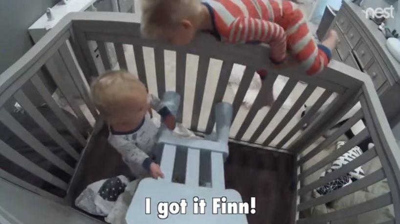 Un nintildeo ayuda a escapar a su hermano pequentildeo para poder ir a jugar