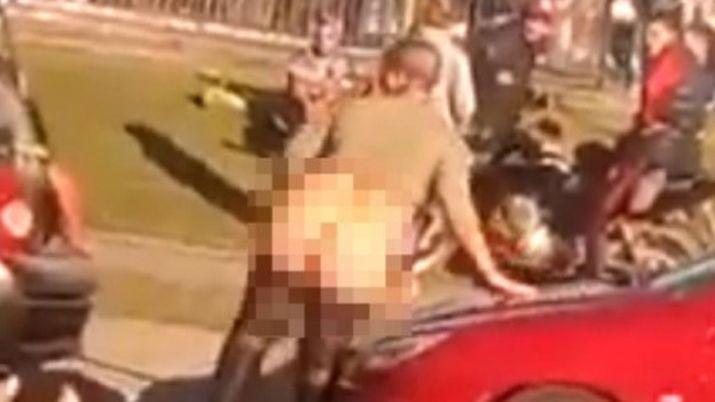 VIDEO  Bailaba desnuda en la calle y un policiacutea la sacoacute a rebencazos