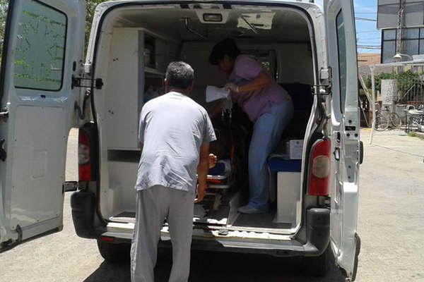 Una mujer sufrioacute varias fracturas al protagonizar un accidente de traacutensito