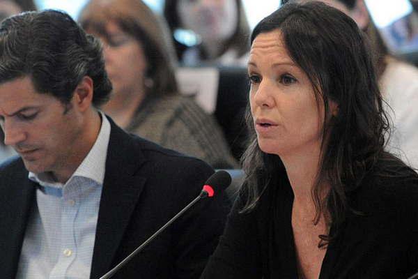 Inquietud en santiaguentildeos por miles de bajas de pensiones de discapacitados en el paiacutes