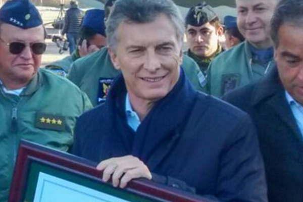 El Presidente visitoacute el primer avioacuten Heacutercules remodelado