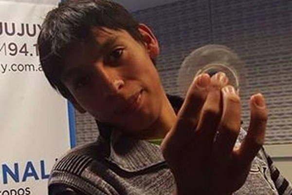 Con una impresora 3D un joven jujentildeo fabrica spinners biodegradables