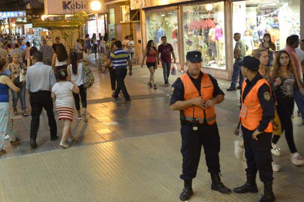 Por el cobro del aguinaldo recomiendan tomar recaudos para no sufrir arrebatos en la viacutea puacuteblica