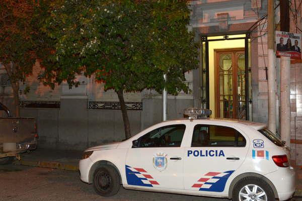 Cajero habriacutea aplicado un golpe de puntildeo a un cliente