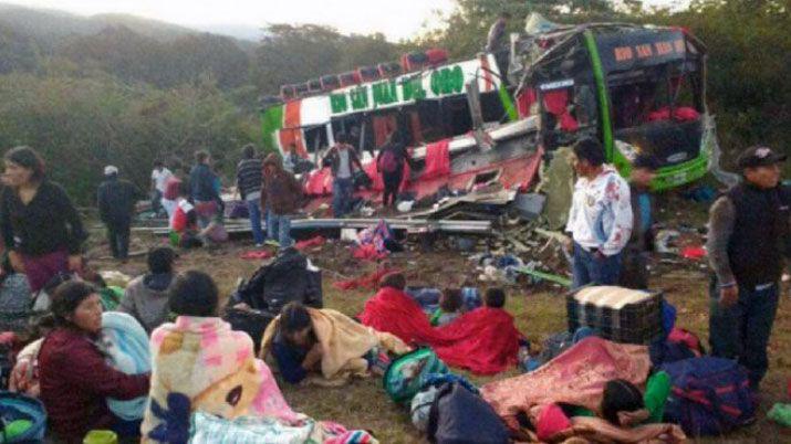 Dos muertos tras vuelco de micro boliviano en Catamarca
