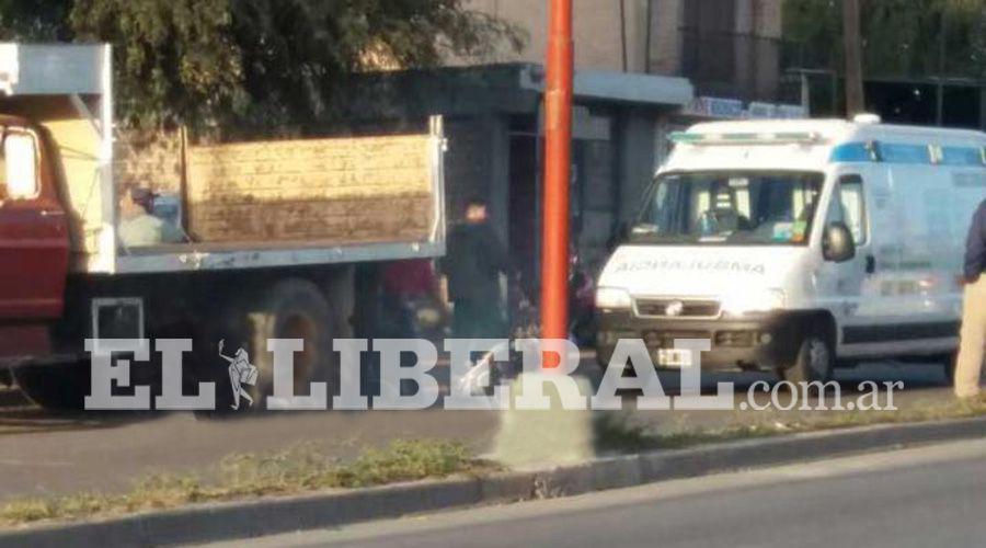 Se descuidoacute y chocoacute a un camioacuten estacionado