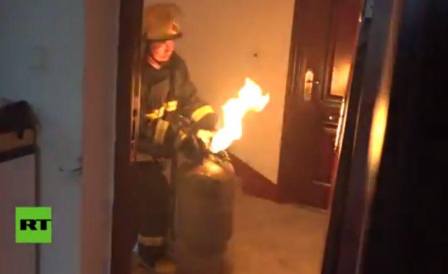 Increiacuteble- Bombero bajo una garrafa ardiente con sus propias manos