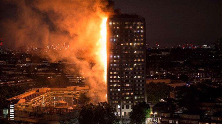 Al menos 12 muertos y 60 heridos en un enorme incendio en Londres