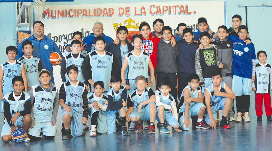 BÁSQUET Nicol�s Avellaneda est� muy orgulloso de los futuros jugadores de la institución Son las pequeñas promesas de la entidad