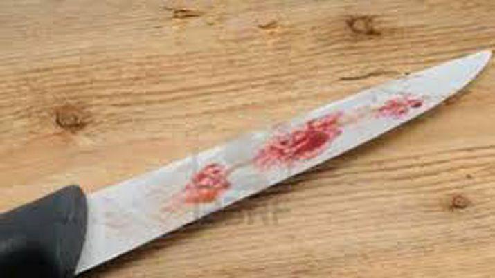 Le clavaron un cuchillo en el abdomen tras feroz pelea y estaacute grave