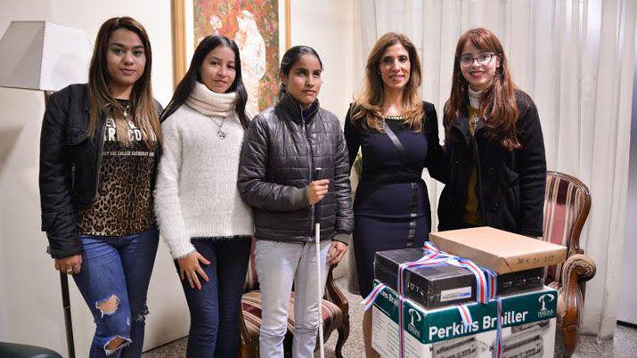 La Gobernadora entregó elementos de estudio a joven no vidente