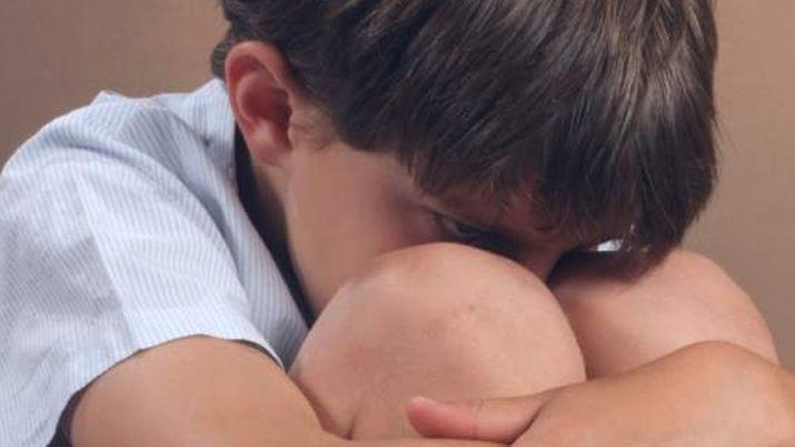 Nene de 8 antildeos violoacute a su compantildeero en el bantildeo durante un antildeo