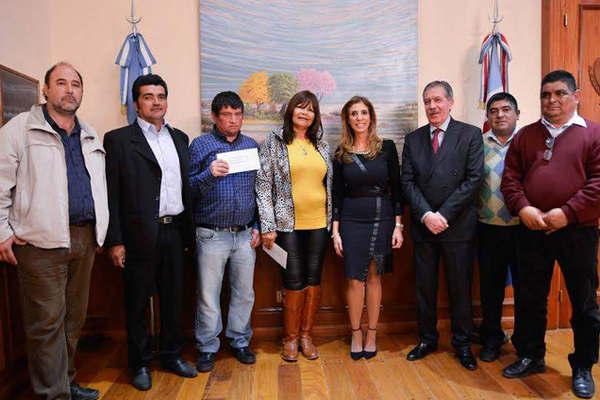 La gobernadora entregoacute maquinarias para localidades del interior