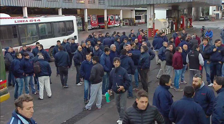 El asesinato de un colectivero paraliza todas las liacuteneas