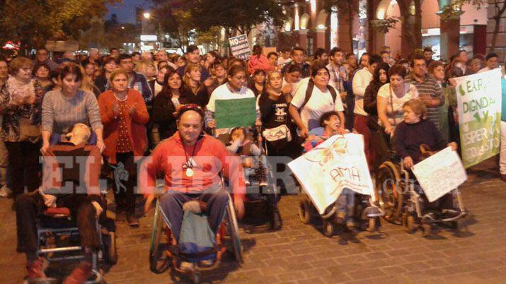 Discapacitados marchan alrededor de la plaza Libertad