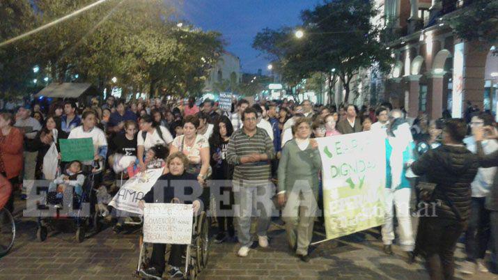 Discapacitados marchan alrededor de la plaza Libertad