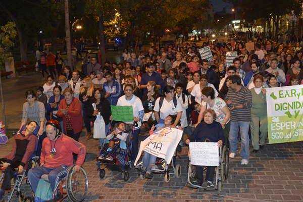 Antes del anuncio oficial santiaguentildeos marcharon en plaza Libertad en repudio a la quita del beneficio