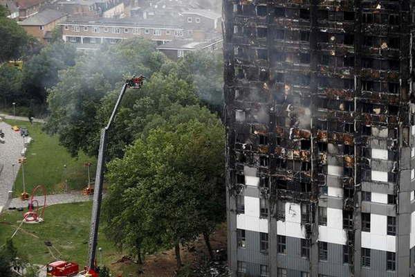 El edificio que se quemoacute en Londres  teniacutea graves fallas