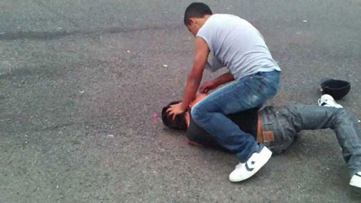 Casi pierde un ojo en feroz pelea por estacionar mal el auto