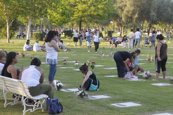 Mantildeana los cementerios abriraacuten en horario corrido por el Diacutea del Padre