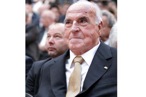 Fallecioacute el excanciller alemaacuten Helmut Kohl 