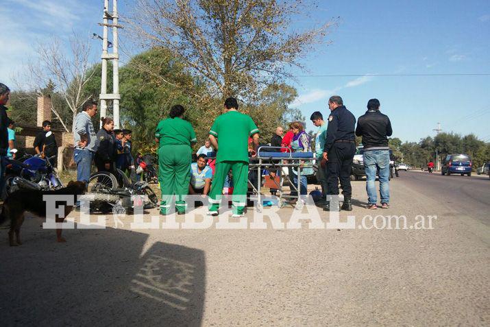 El motociclista quedó tendido sobre el pavimento hasta ser derivado al Hospital Regional