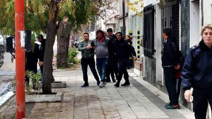 Chocoacute y huyoacute pero lo detuvieron cuando regresoacute a buscar la droga en el auto