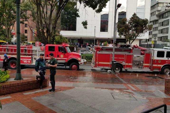 Las inmediaciones del edificio fueron acordonadas para dar lugar a bomberos y ambulancias