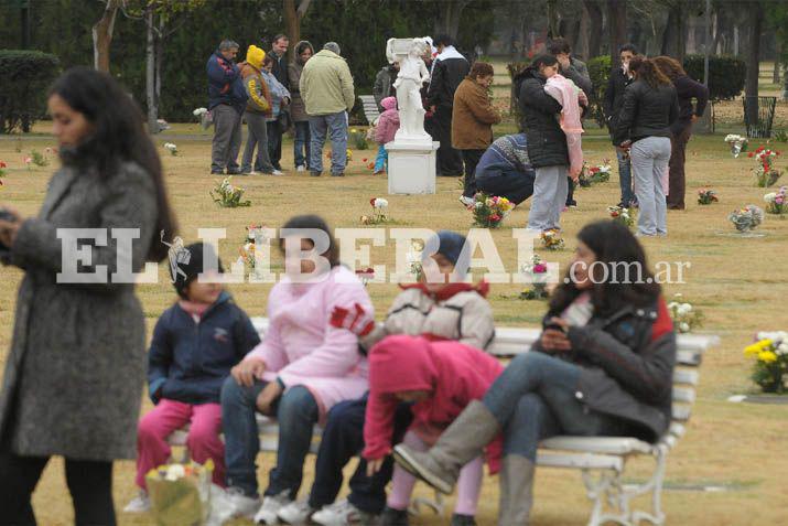 Numerosas familias concurrieron este domingo al cementerio Parque de la Paz