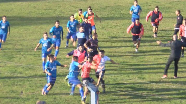 Escaacutendalo pintildeas y patadas en un partido del ascenso