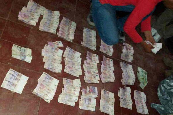 Protagonizoacute un accidente de traacutensito y descubrieron que llevaba bagullos de cocaiacutena 