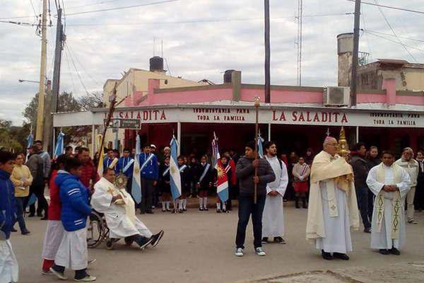 Monsentildeor Joseacute Chaacutevez encabezoacute la solemnidad del Corpus Christi