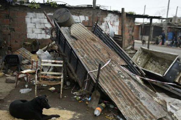 Un muerto y tres heridos en una lluvia de balas contra una casa