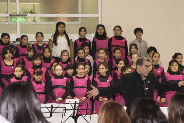 Nintildeos daraacuten un concierto en homenaje a la Bandera Nacional