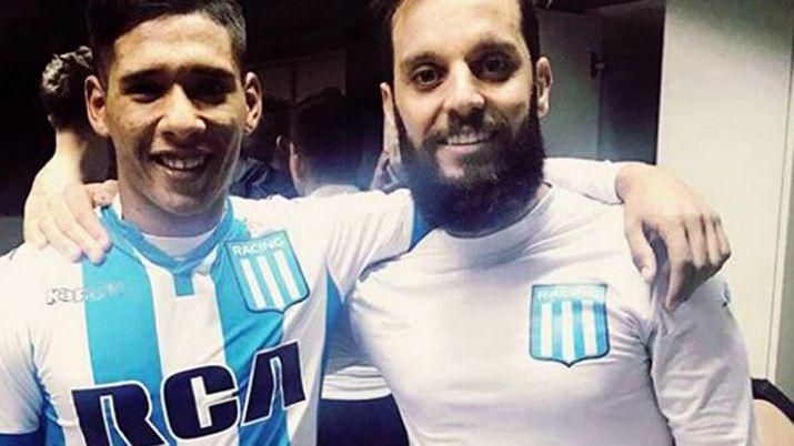 Jugador de Racing subioacute una foto a Twitter con su compantildeero desnudo