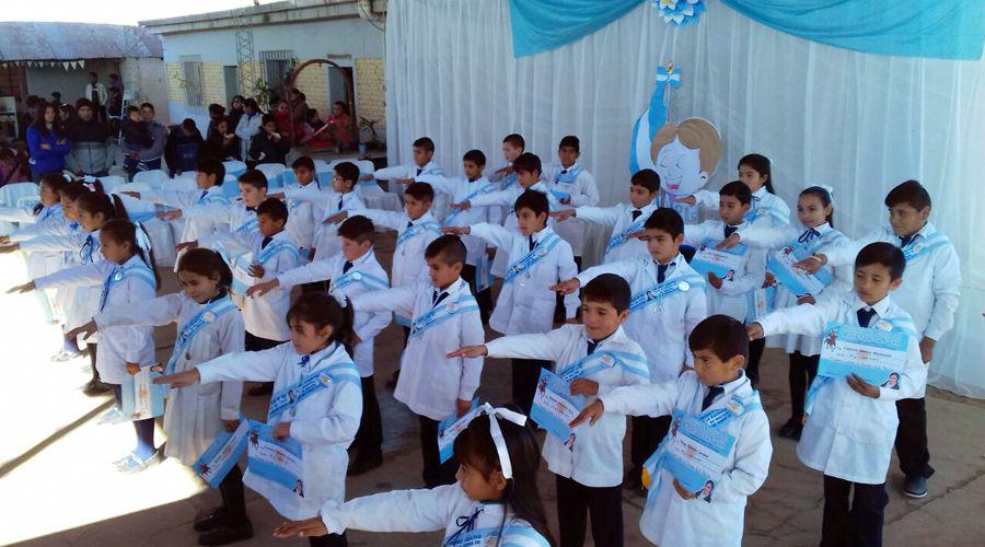 Nintildeos de Laprida realizaron su promesa a la Bandera Nacional