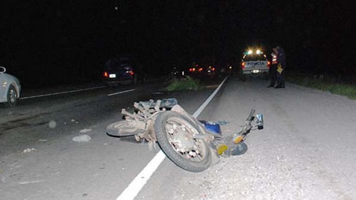 Una menor de 15 años falleció tras chocar su moto contra un camión
