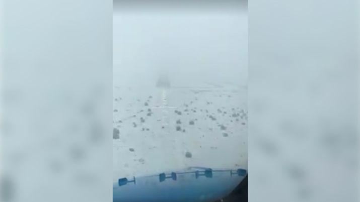VIDEO Asiacute aterrizoacute en Bariloche un avioacuten en plena nevada