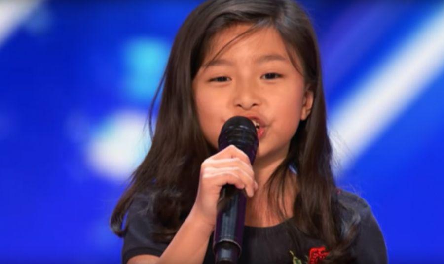 Una nintildea canta como Ceacuteline Dion y es furor en YouTube