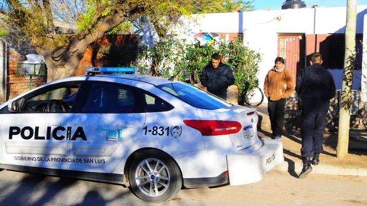 Amenazoacute con matar a su beba con un hacha y le prendioacute fuego a la casa