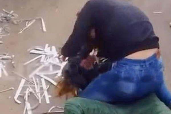 Se viralizoacute un video de salvaje pelea entre estudiantes