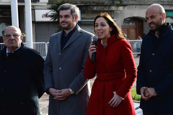 Vecino y docentes escracharon a  Mariacutea Eugenia Vidal en Mar del Plata