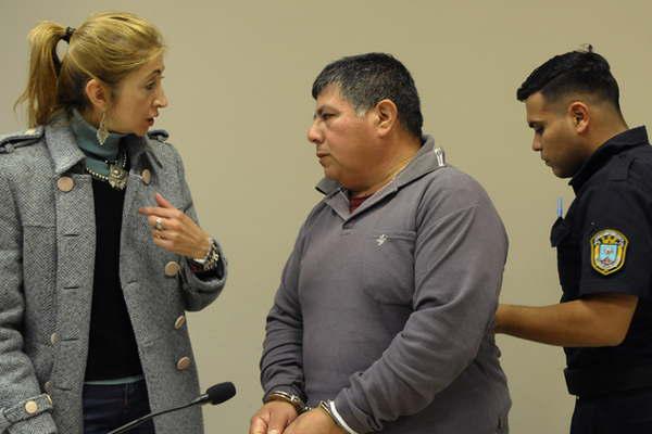 Moti- Fui al bantildeo vi el cuchillo en la mesa y no recuerdo maacutes nada