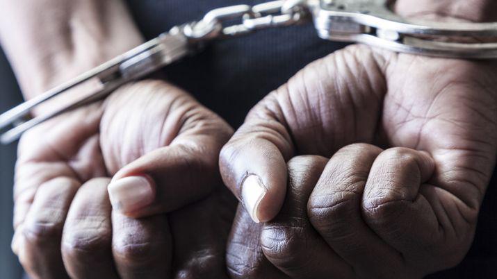 Preso por humillar y golpear a su ex pareja mientras bantildeaba al hijo