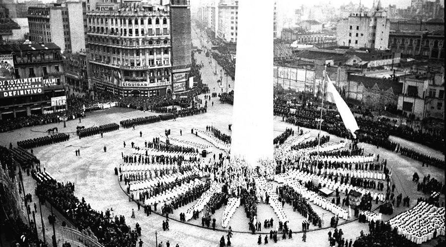 iquestCoacutemo se decidioacute que el 20 de junio se celebrara el Diacutea de la Bandera