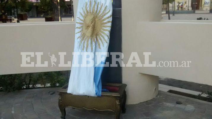 El intendente encabezoacute el acto por el Diacutea de la Bandera